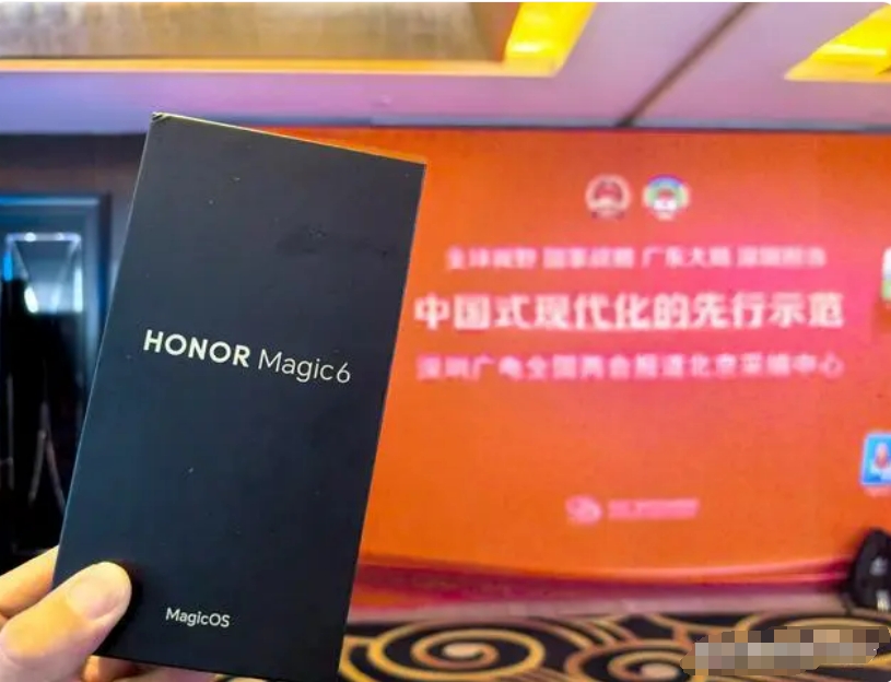 荣耀产品助力新闻发布，相比那些大家伙，仅需手机笔记本做报道真的靠谱吗？

哇塞！
