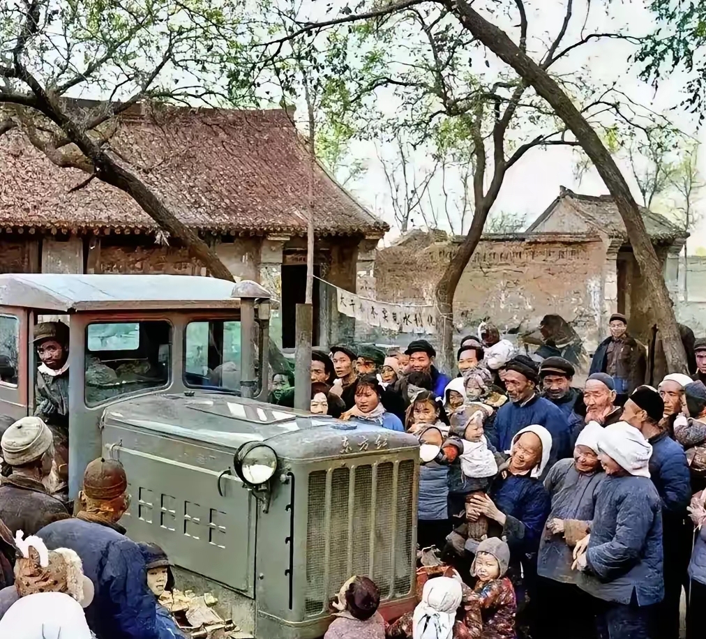 80年代的照片，话说那个年代的女人为什么都顶着毛巾啊？如果是为了保暖，为什么不像