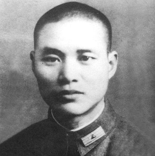 在重庆沧坪街的一处公馆里，发生了一起失窃案，公馆内的一被鸭绒被和一些衣服不见了了