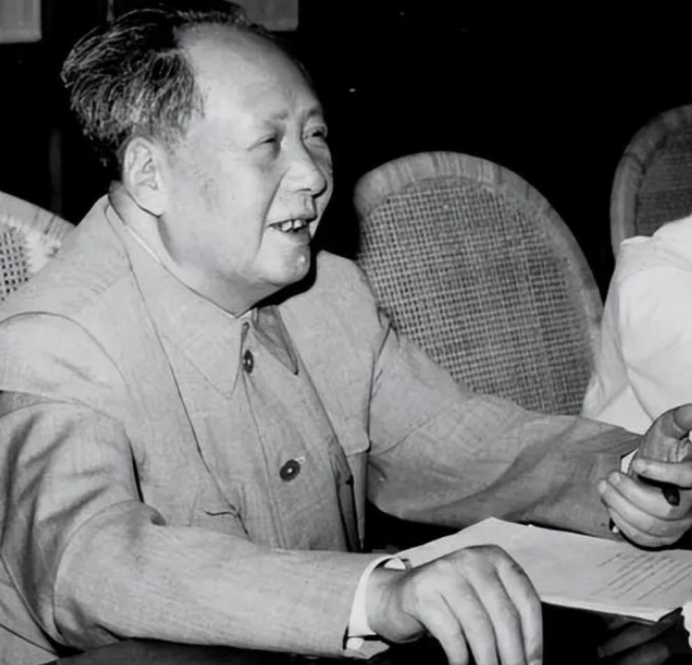 1976年毛主席与世长辞后，中南海发生了一件出人意料的事情，只见毛主席生前最爱穿