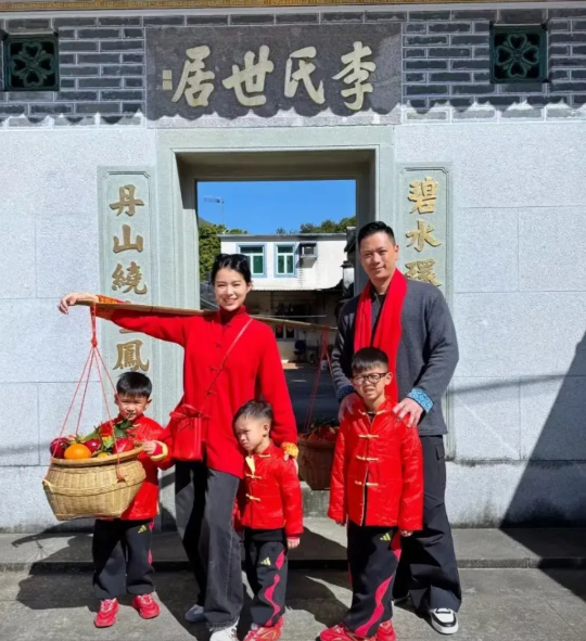原来胡杏儿竟然是客家媳妇！一家五口回乡祭祖，齐穿唐装太过正式又有仪式感，她挑扁担