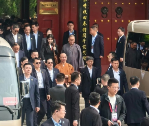 台媒称，马英九访问西安大慈恩寺时，与大陆群众互相问好。

人群中有名大陆男子高喊