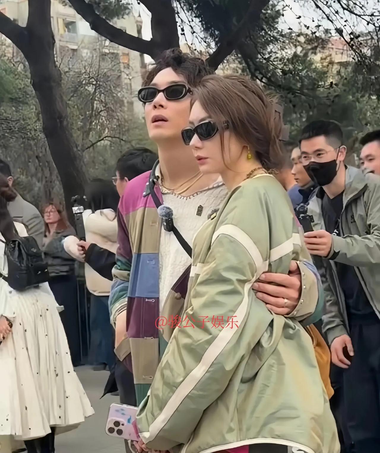 十年的婚姻非但没有让李承铉和戚薇的感情变得乏味，反而他们之间的亲昵被网友们察觉到