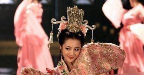 618年，隋炀帝被叛军缢死。美貌的南阳公主落入了窦建德手里，岂料，窦建德“扑通”