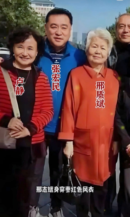 央视老牌主持人退休后重聚合影！张宏民为之配文：“匆匆四十载，今日谁识君？”镜头下