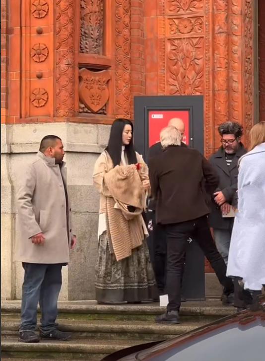 范冰冰在国外街头与老外闲聊被网友偶遇，看看范爷在国外还是拥有众多粉丝的，很受欢迎