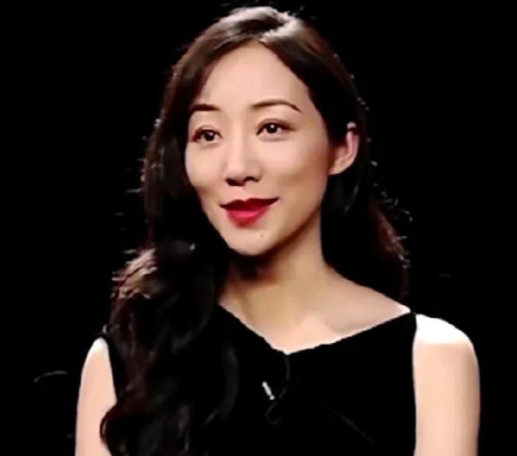 韩雪是个很特别的女演员。她家庭背景显赫，家族有着英雄的过往，这或许也塑造了她独特