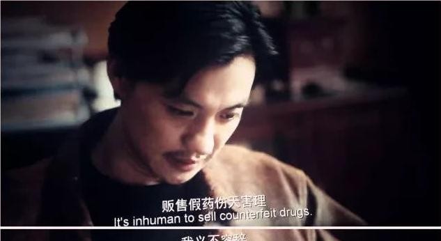 电影《我不是药神》中，警察曹斌是一个复杂而深刻的角色。他一开始展现的是一个嫉恶如