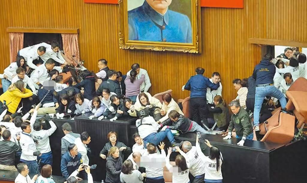 真大聪明啊！蓝和绿联手倒阁、重选“立法院”？
据台湾《中国时报》报道，民进党立委