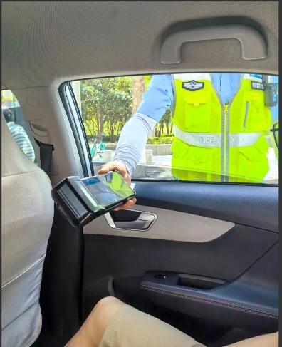 我开车时，我都要求其他人坐后面。因为谁坐副驾驶我都控制不住的紧张。我都提前说，路