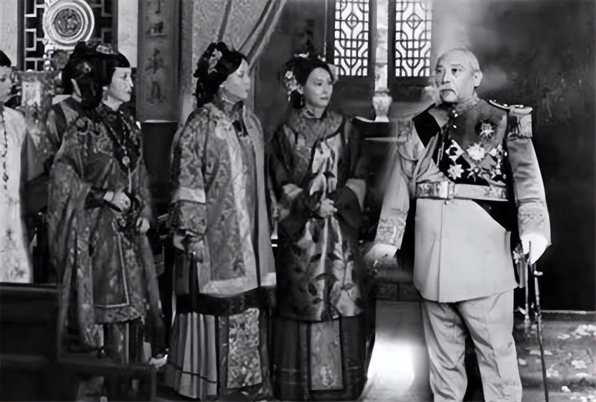 1915年，袁世凯正试穿龙袍，大姨太噗嗤一声笑了，袁世凯问：“笑什么？你一个姬女