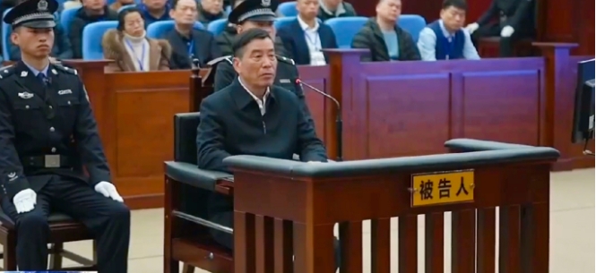 从上港集团直接退休多好，也许现在也查不到他贪了多少钱。

可是非要砸120亿，非