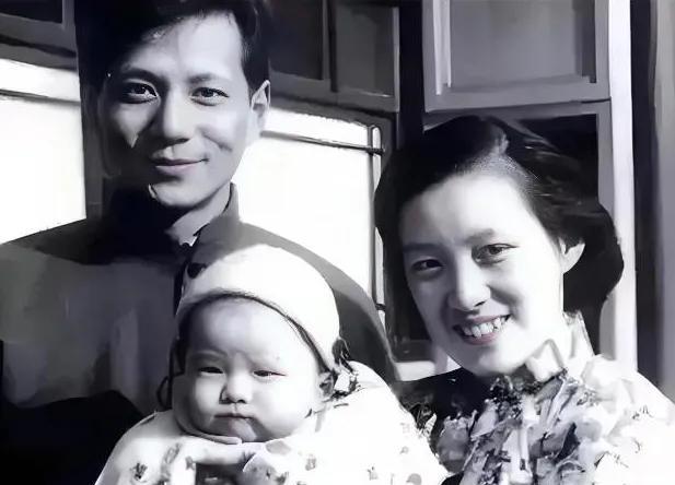 父母的颜值这么高，女儿咋就一点没遗传呢，有人说，丑孩子是专捡父母的缺点生，可父母