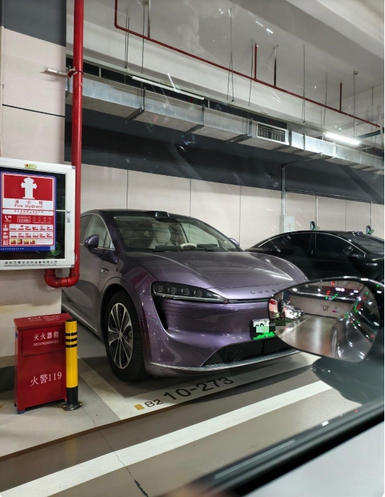 目前为止智界真正的第一个爆款

每次出门都能看到至少一台智界R7

而且紫色真的