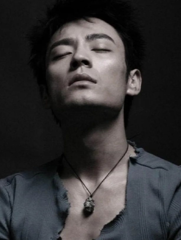 李光洁的人生轨迹充满了戏剧性和转变