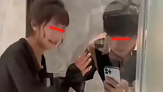 男子躲厕所查妻子手机，妻子在门外急的跳脚