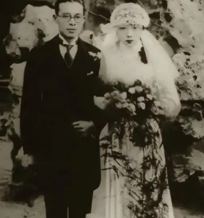 一天，23岁的孔令侃和40岁的白兰花云雨过后，白兰花突然坐在床边哭了起来，孔令侃