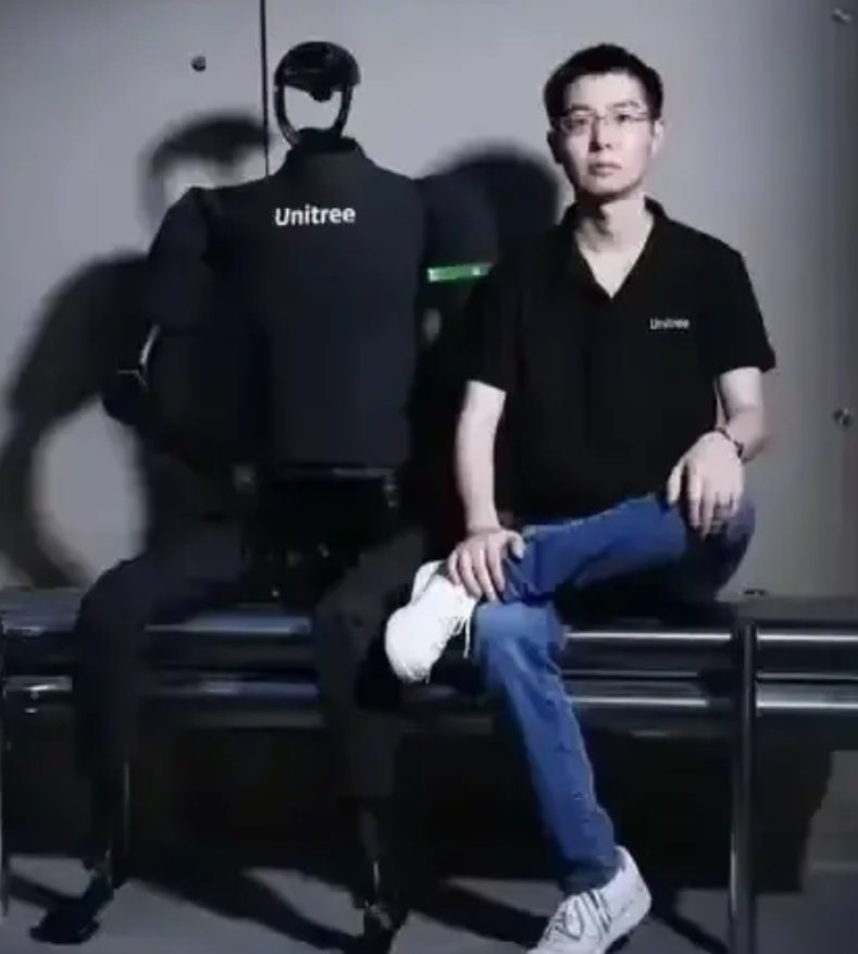 一开始觉得这家伙特别牛，可如今却觉得他或许会成为未来人类灭绝的掘墓人。大量的机器