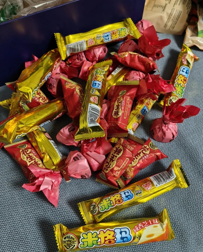 今天送快递的时候，有个收件人给了我这么多糖果🍬！！！！！[呲牙][呲牙][呲牙