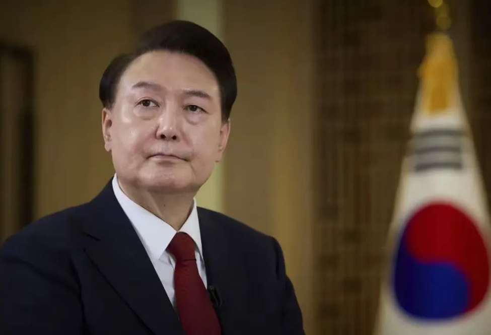 韩国尹总统疯了吧？韩国总统尹锡悦权限被停，然而，他并未就此屈服，今天凌晨紧急召开