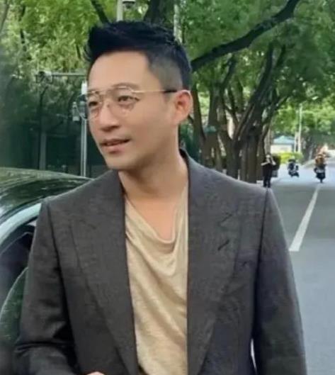 大S妈妈，妹妹，老公都知道她身体不好，为什么不在家呆着，为什么不送医院！
 
反