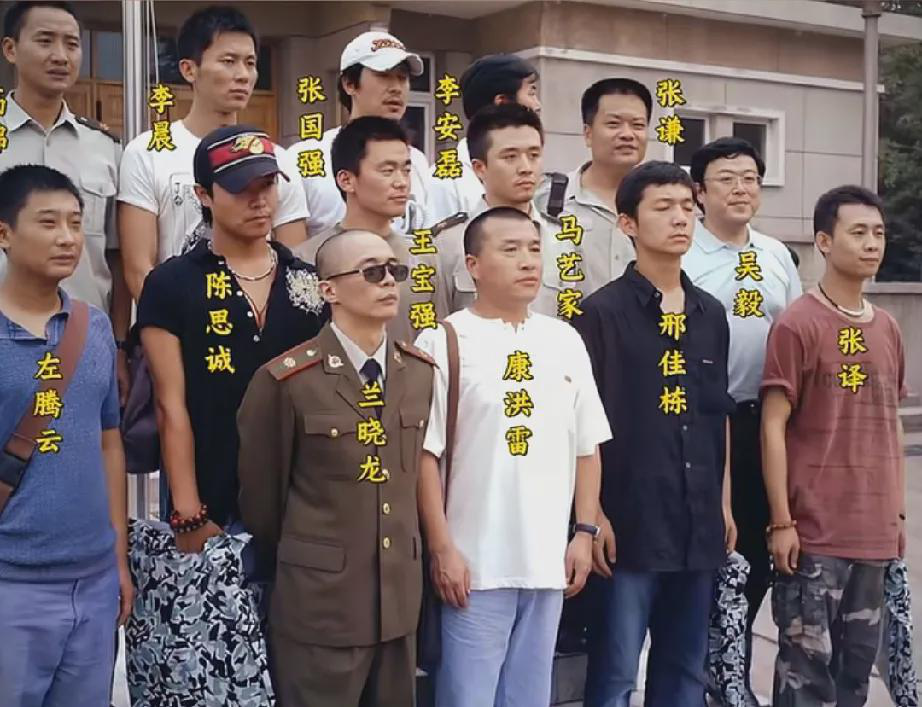 2006年，士兵突击主演们的一张合影。时间过得真快，一晃十多年过去了，他们现在怎