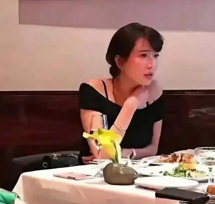 满眼的期待，猜猜对面坐的是谁？