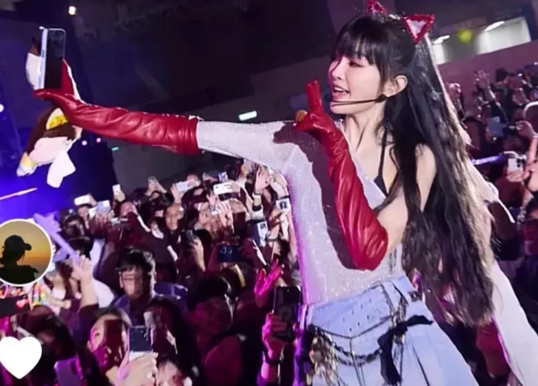 谁敢相信，
这位打扮新潮，五官精致，
身材纤细的女生居然出身于1974年，
说她