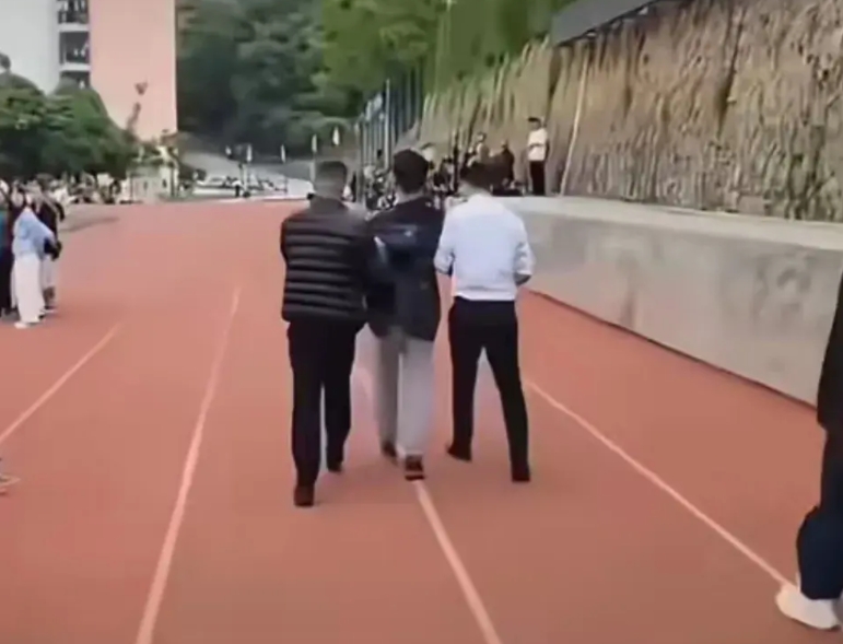 云南一中学学生上台发言被带离，官方已介入调查。
 
11月15日，云南富宁县第一