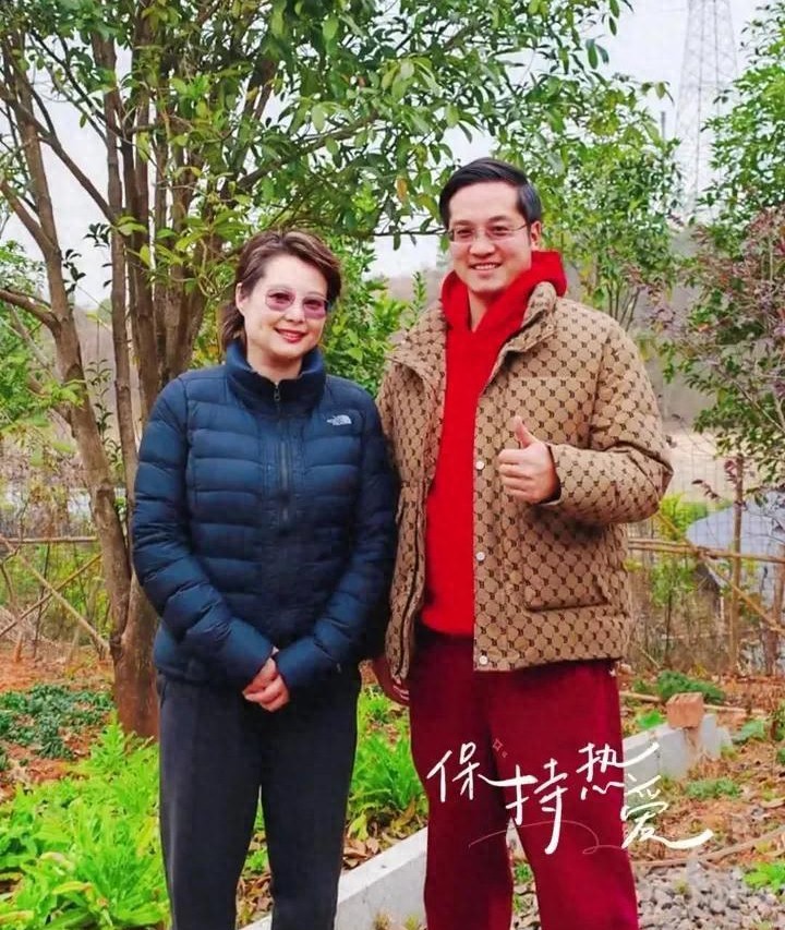 袁立和三婚老公回湖南农村过年，老了很多，与小鲜肉老公形同母子。哎，这标题看着就挺