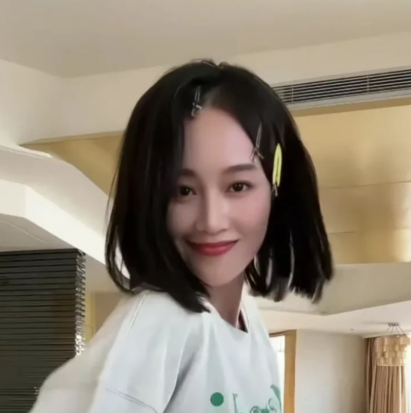 万万没想到，蓝盈莹拍摄甄嬛传时，竟然遭到了郑晓龙深深地嫌弃。
当初还没大学毕业的