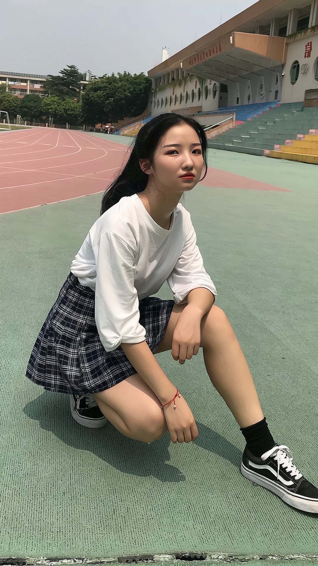 美女你怎么只穿一只鞋子了