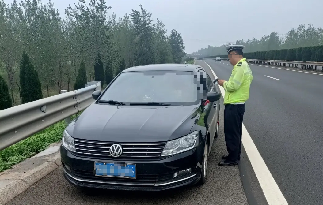 上海浦东，李先生因为心跳加速，在应急车道上停车休息时，被交警罚款200元，记9分
