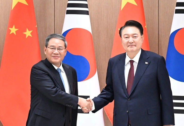 时隔四年半，中日韩举行第九次领导人会议，韩国总统尹锡悦一反常态，特意强调一个中国