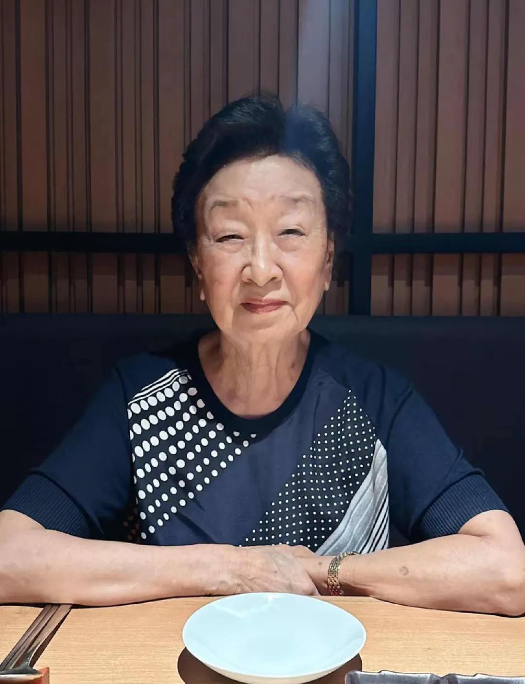 你还记得那位常在电视上教做饭的香港女明星吗？小时候，咱们家里还没那么多娱乐方式，