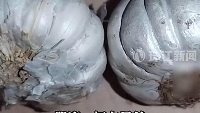 印度小贩用水泥做成假大蒜出售，以假乱真！网友：这是跟谁学的？