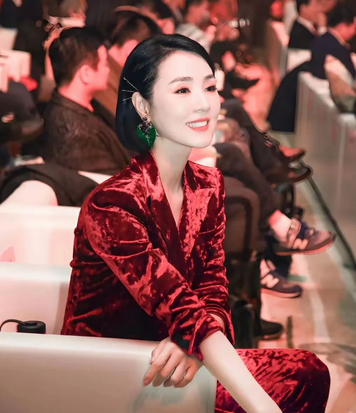 她是我心目中的女神出道至今0绯闻，也是娱乐圈里最干净的女星虽然现在已经50多岁了