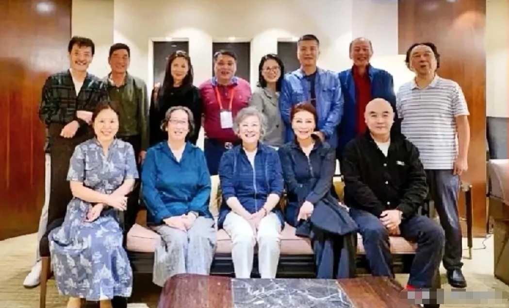 他们真的都老了，看着他们电影长大的我们也变老了[害羞]
我努力睁大双眼，认真辨认