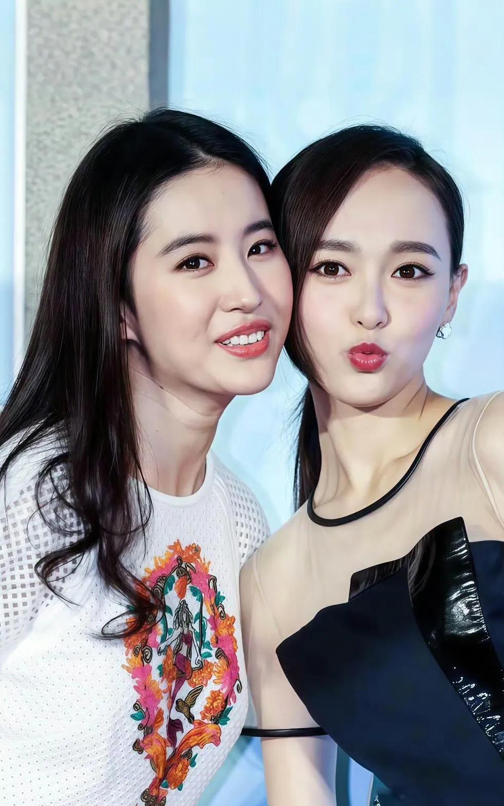 刘亦菲同框竟然输了??
开玩笑的啦，刘亦菲还是很美的，只是这几张照片唐嫣的妆造好