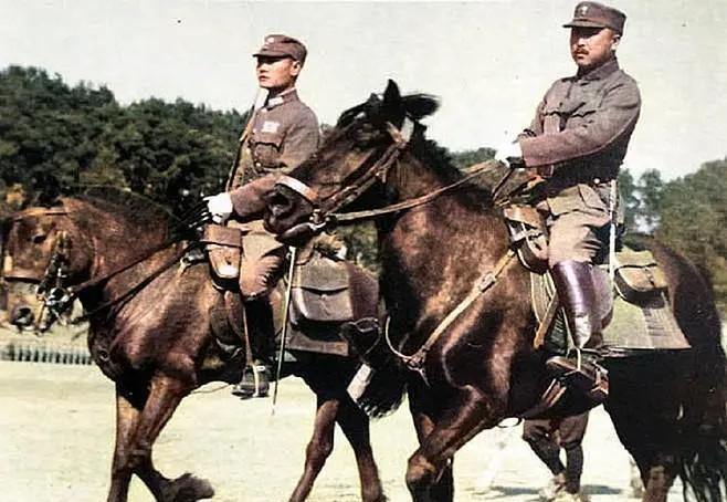 1948年3月初，卫立煌派郑洞国乘飞机到南京，向蒋介石陈述坚守沈阳的主张：“卫总