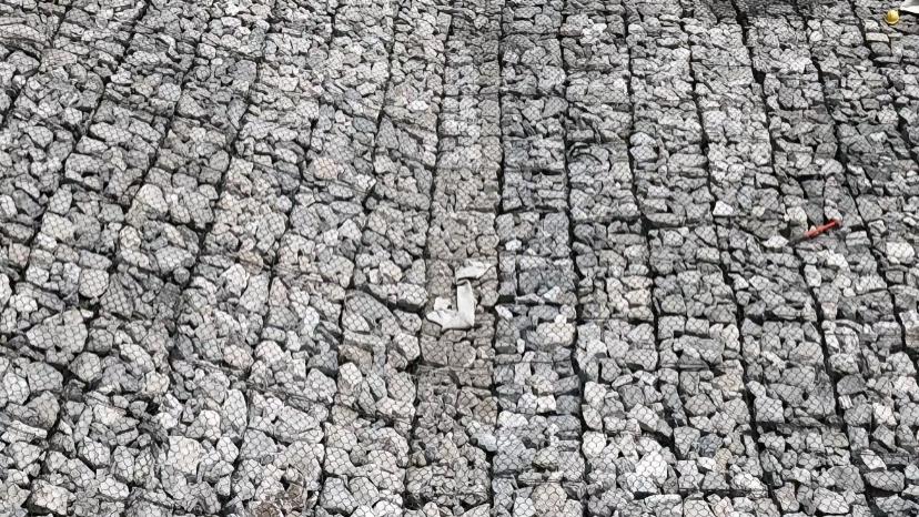 石笼网高标准河道施工案例，横纵一条直线