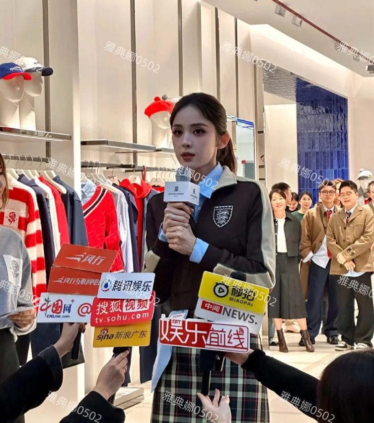 古力娜扎今日活动生图，她真的浓颜系大美女五官无可挑剔，个子也很高1米7以上，就是