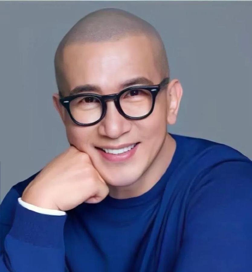 具俊晔，真的回去了！

两个32公斤的行李箱，一件神秘的纸箱，超重了，还要支付九