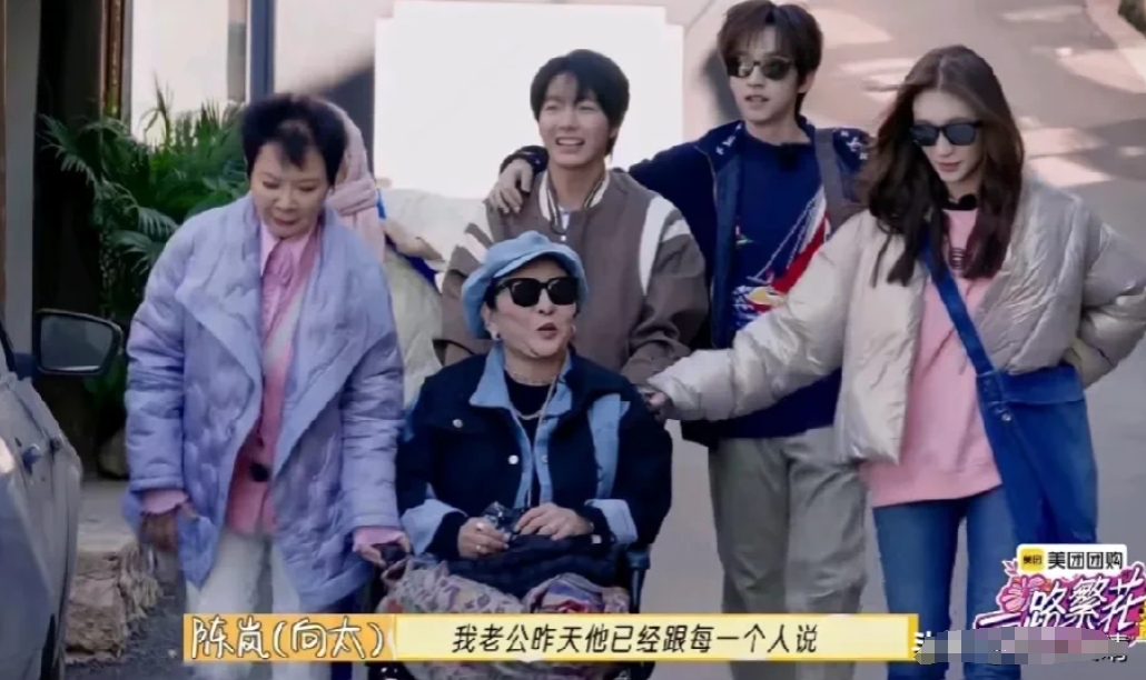 向太坐在轮椅上，非常感谢的对李小冉等人说：“我老公跟我说谢谢您照顾我。”李小冉：