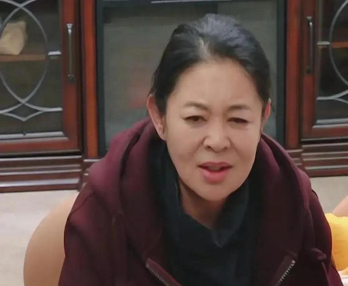 倪萍和蔡明是好闺蜜，倪萍吐槽刘晓庆迟到，和蔡明聊起这事儿，结果蔡明的反应却很谨慎