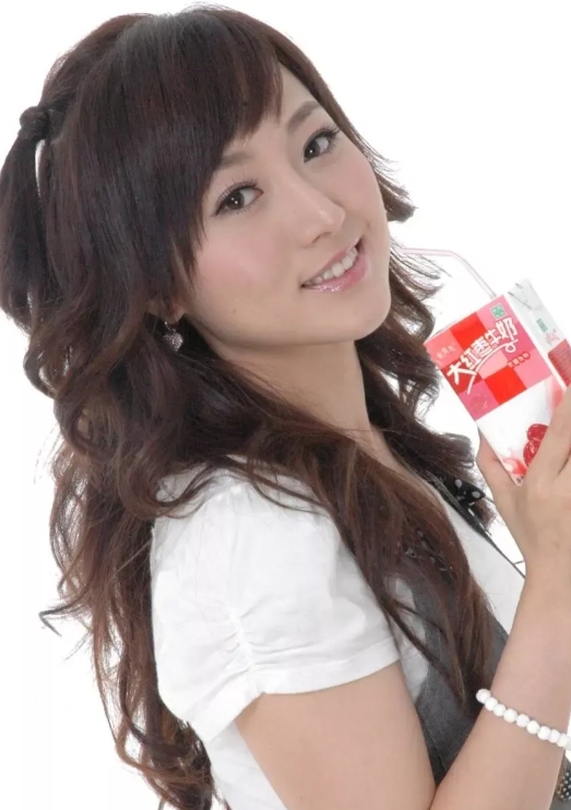  这是潘长江的女儿潘阳：她是一名演员，她身高163，毕业于中国人民解放军艺术学院