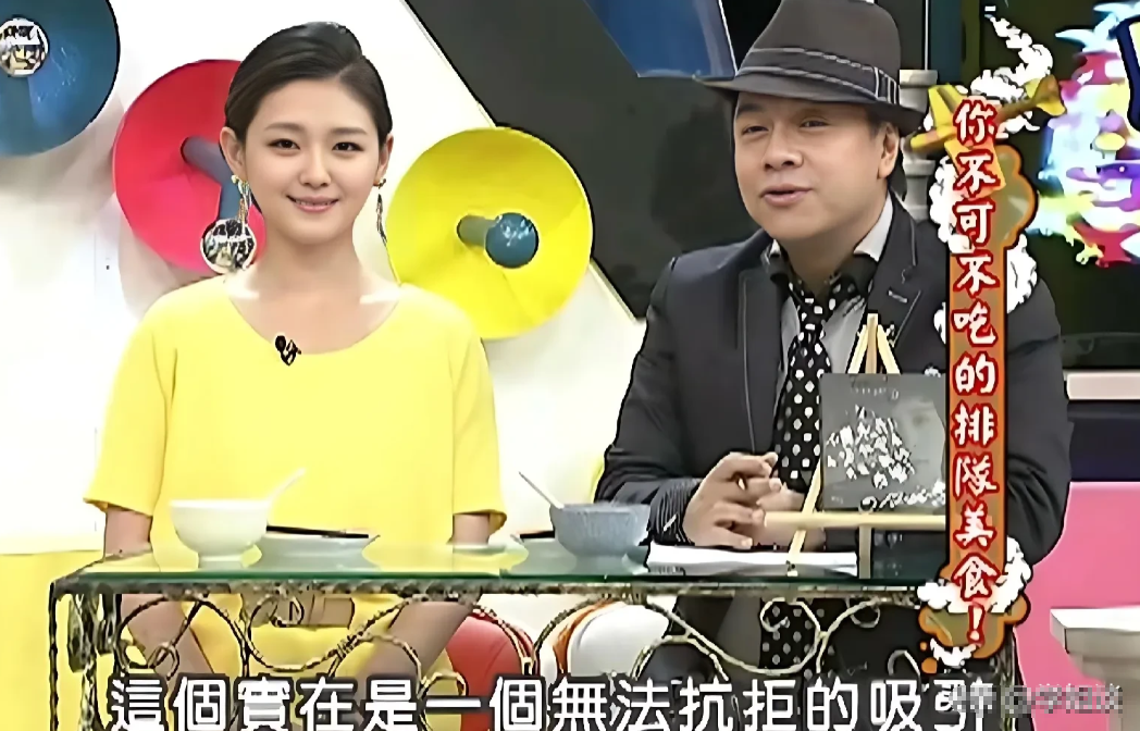 这是2006年小S生产，大S代她主持康熙综艺节目现场图片，作为主持人的大S美得让