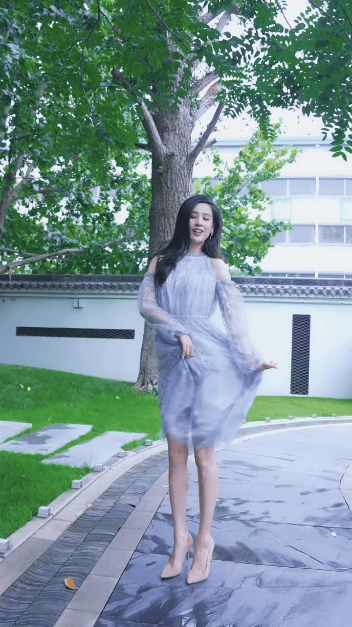 黄圣依离婚后才敢像这样跳，以前要是这样杨子会不高兴，她终于做回自己了[送心]
现