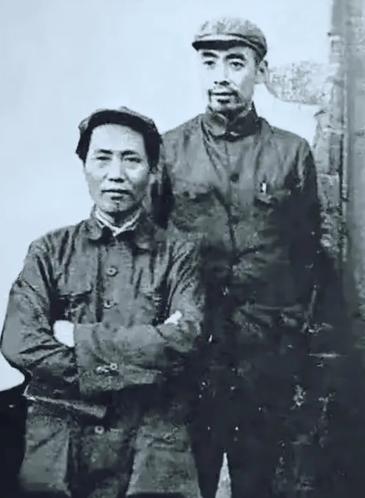 抗战前，毛泽东主席和周恩来副主席在延安。

长征结束一年多了，领导人还那么削瘦。