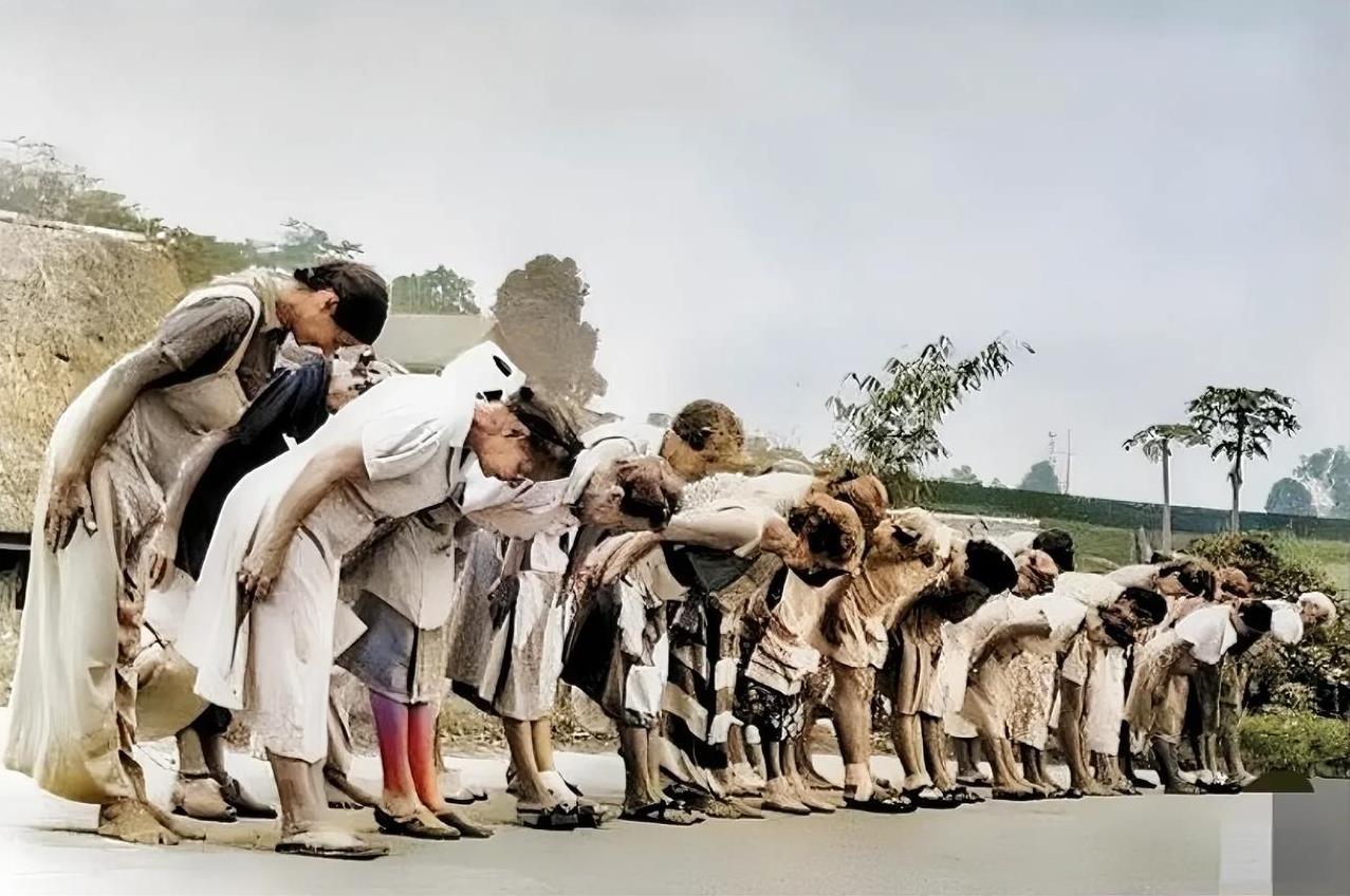 1943年，印尼雅加达的居民，正在朝着日本东京的方向鞠躬。人群中，有年迈的老人，
